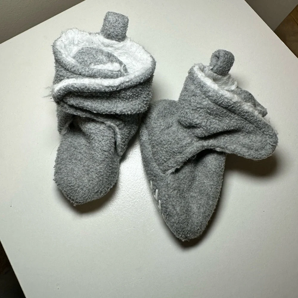 HB Velcro baby booties gray with white plush lining. Grippy soles 0-6 months